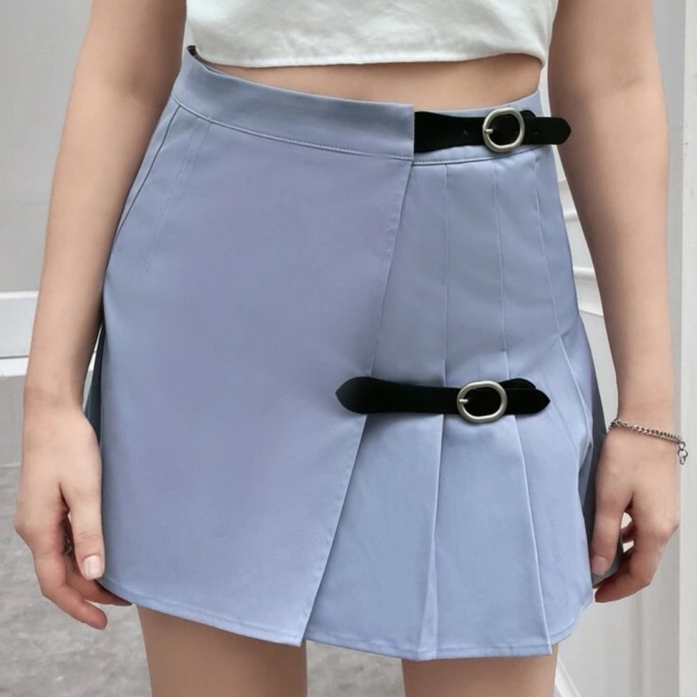 buckle pleated tennis skirt